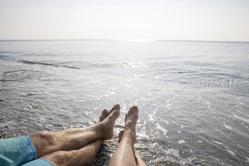 情侣们在海滨海滩上享受海边时光
