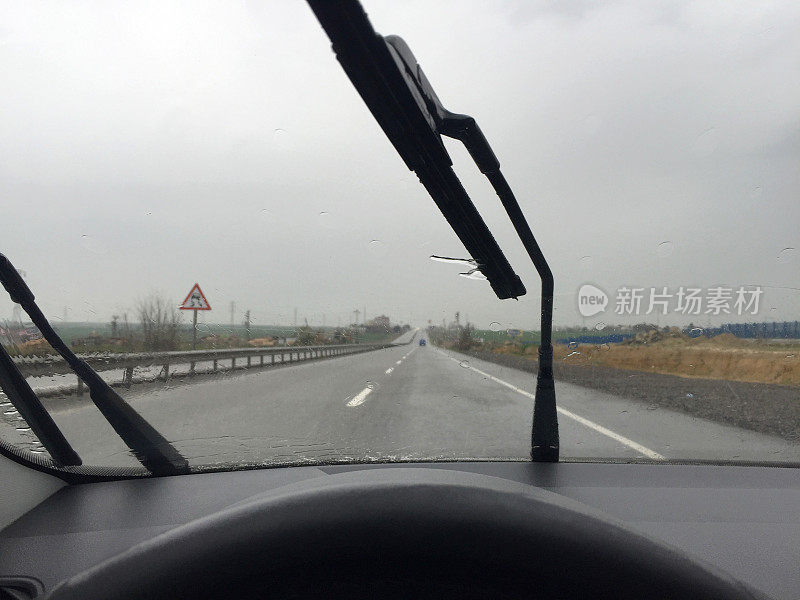 下雨天开车。雨刷和道路