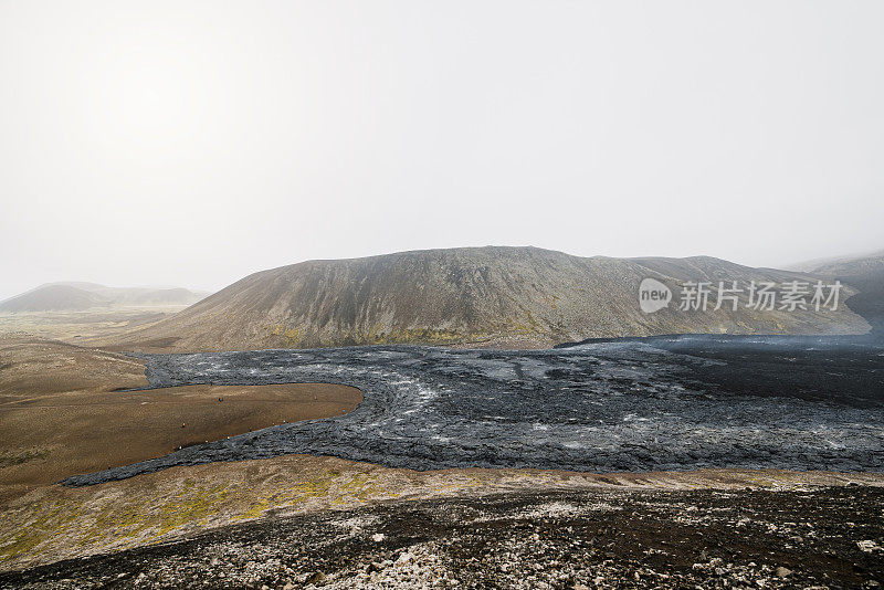 盖尔丁达里尔火山附近山谷中的黑色火山熔岩仍在冷却