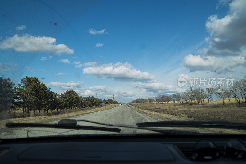 透过汽车挡风玻璃看到的风景。