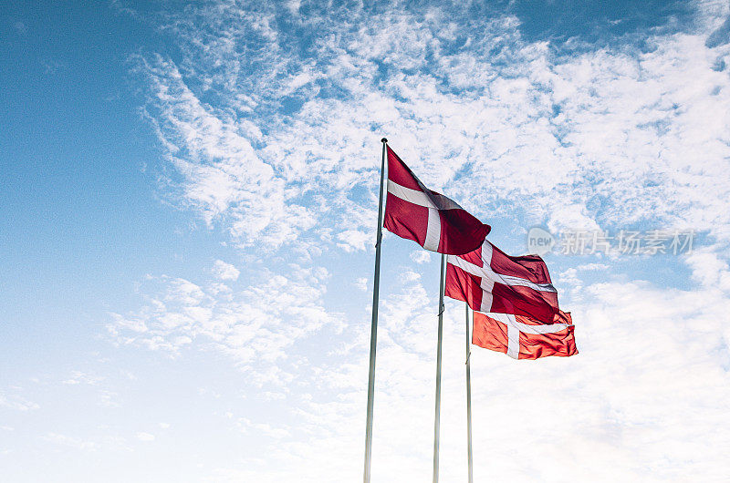丹麦国旗在天空中飘扬