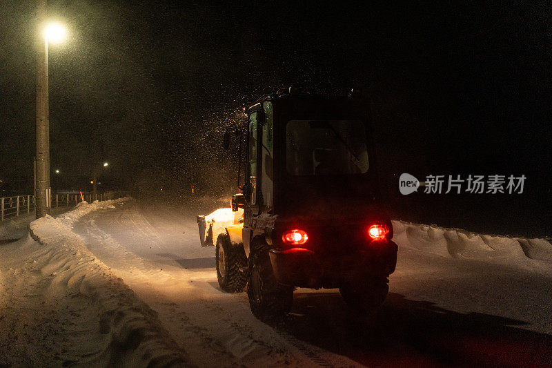 日本冬季雪灾铲雪机