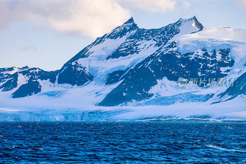 冰川在北极流入大海