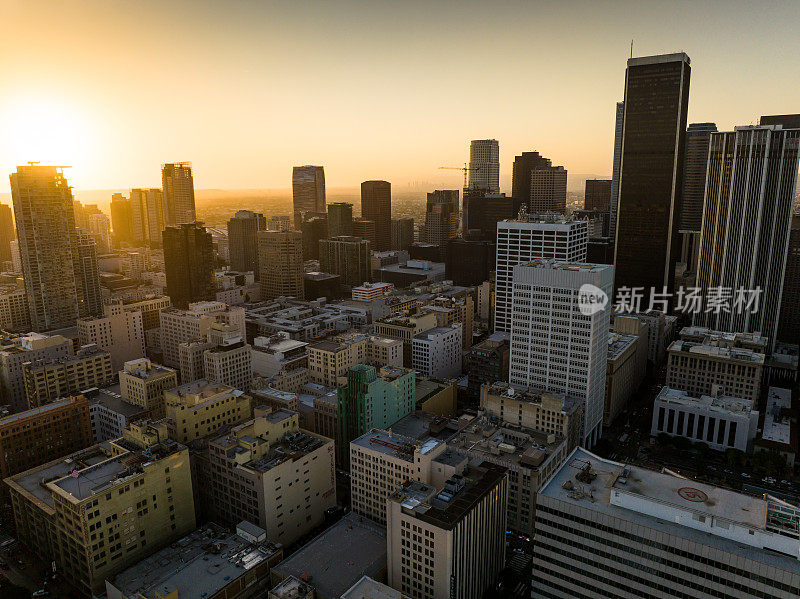 日落背后的商业和住宅塔在洛杉矶市中心-空中