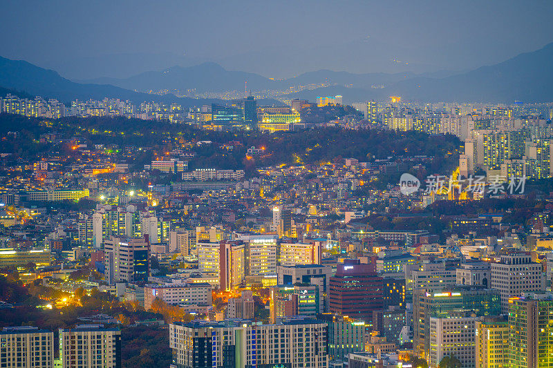 日落时分的韩国首尔城市天际线