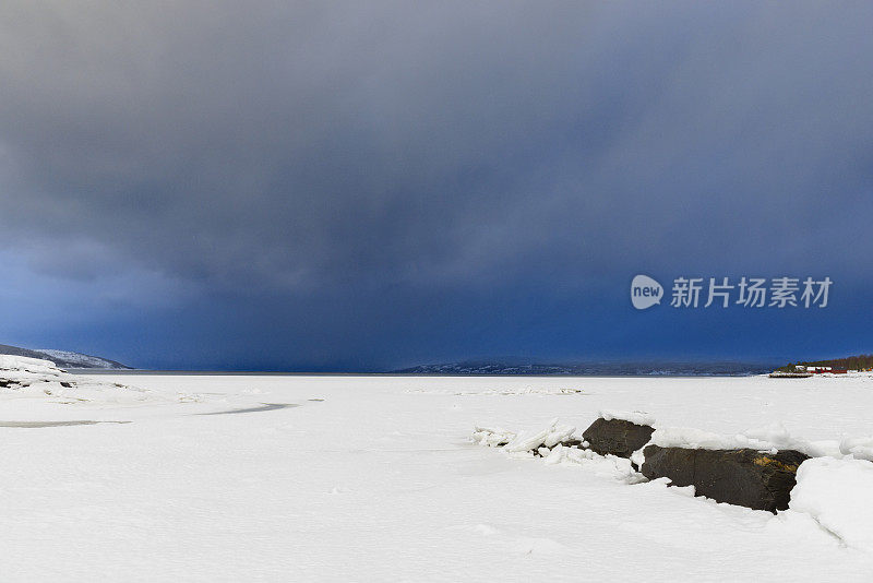 挪威北部峡湾岸边的冰架