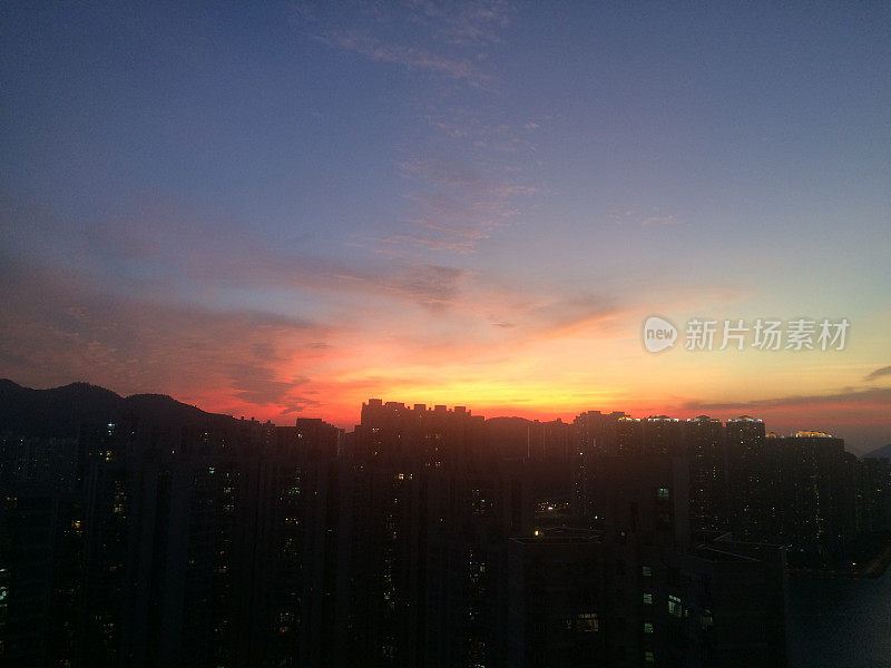 日落与燃烧的天空在神奇时刻，香港