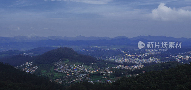在印度南部泰米尔纳德邦nilgiri山脉的最高峰doddabetta峰上俯瞰ooty城市景观和nilgiri山脉全景
