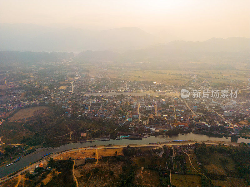 落日时分湄公河宁静景象的鸟瞰图