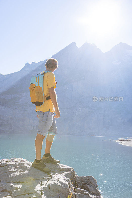 夏天，人们凝视着美丽的大自然，他在瑞士阿尔卑斯山徒步旅行