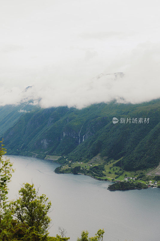 挪威雄伟峡湾的夏天