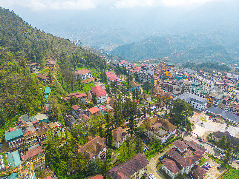 亚洲越南老蔡省萨帕市山城景观鸟瞰图，阳光明媚，夕阳西下，云中山景