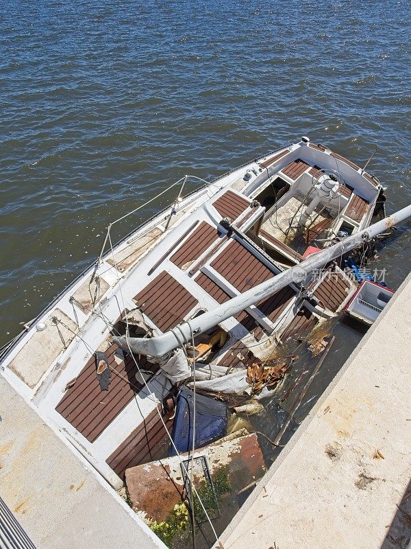 可可村的印第安河，一艘失事的帆船撞在码头的隔板上