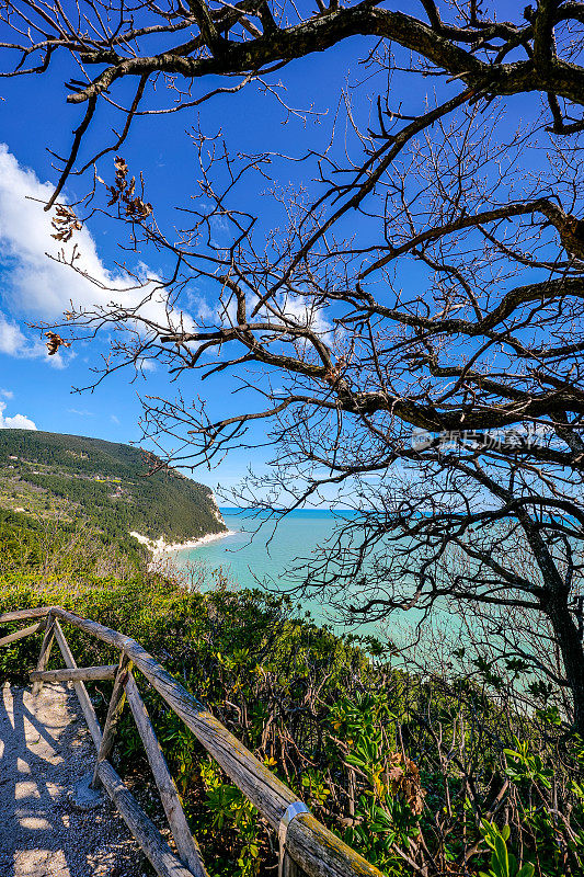意大利亚得里亚海沿岸马尔凯美丽的里维埃拉德尔科内罗