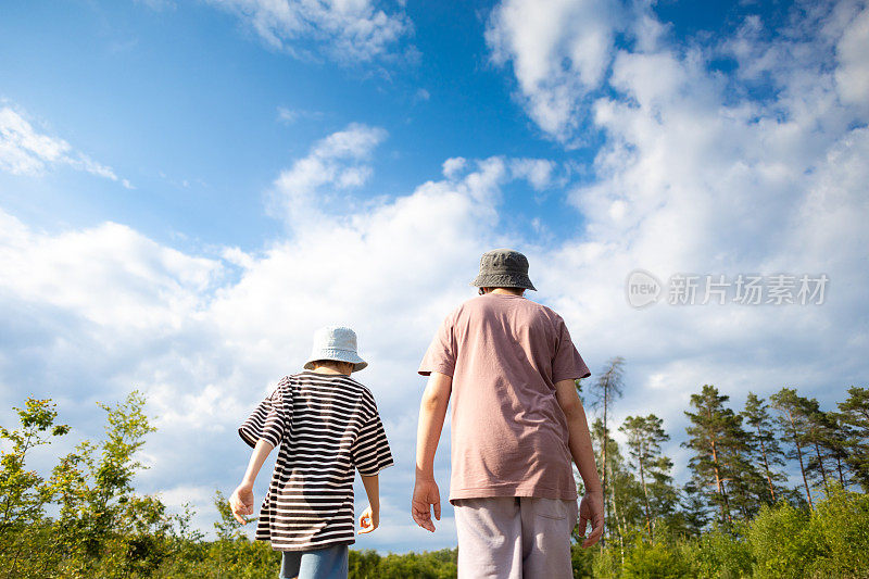 小男孩们在森林里散步