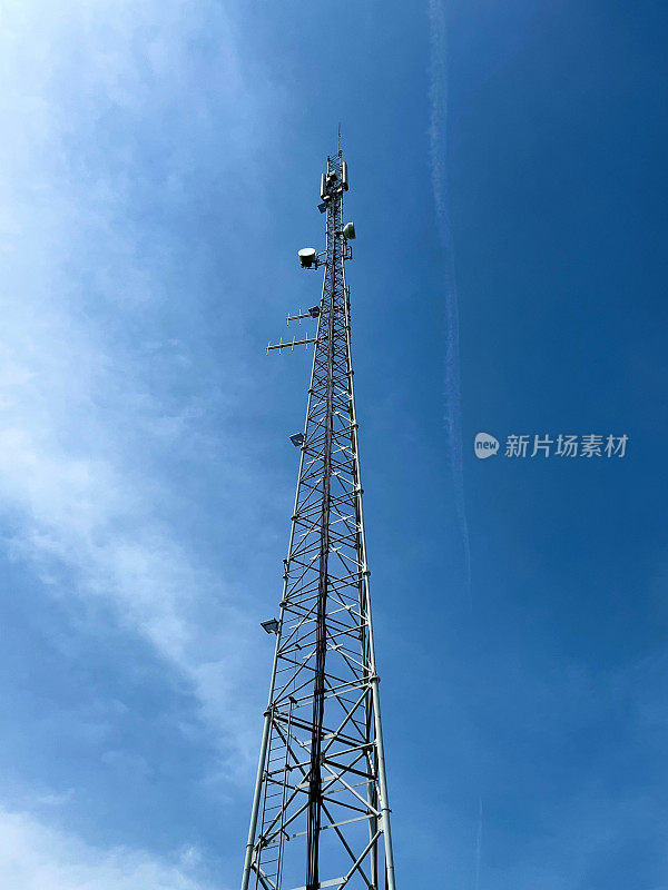 无线电通信中的基站(移动通信塔)是一个收发器设备的系统综合体，它为一组具有拷贝空间的终端用户设备提供集中维护