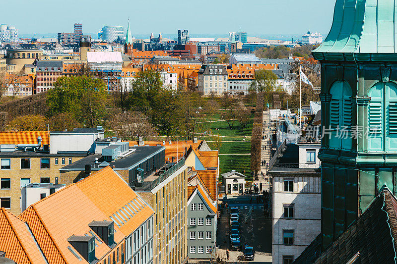 丹麦哥本哈根的街道和城市景观的高角度视图