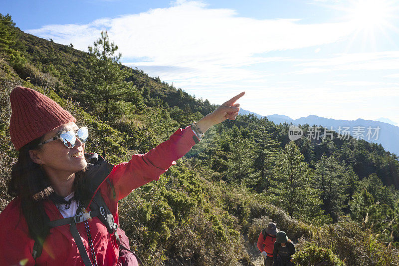 在山上徒步旅行的人的肖像。