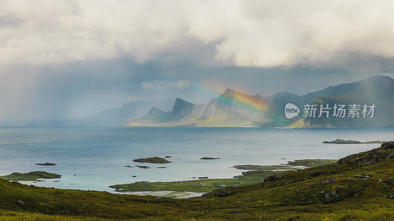 罗弗敦群岛戏剧性的夏季景观，大海，山脉和天空中的彩虹