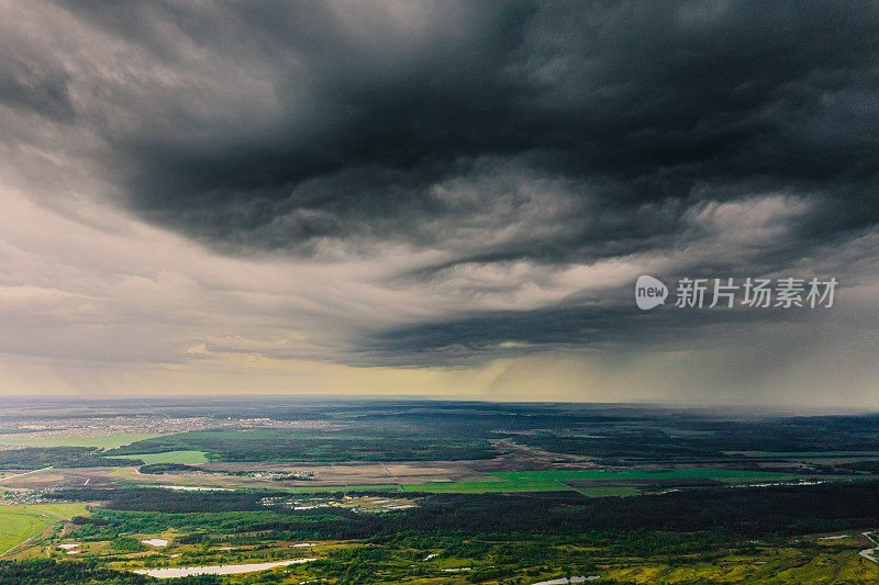 风暴云鸟瞰图。下雨了。森林无人机摄影。夏天。可持续性。保护自然。多雨的天气