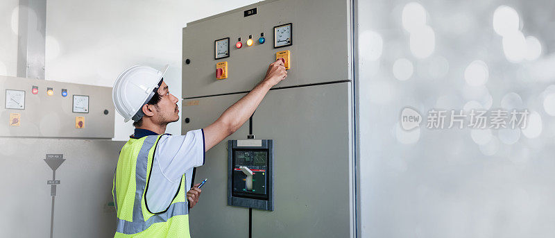 服务工程师检查电气配电盘，并在控制室检查系统的完整性。