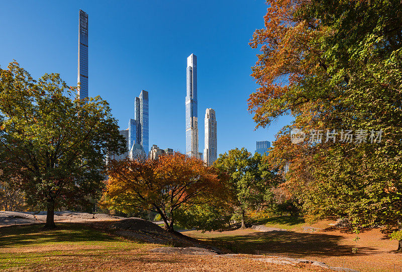 秋天的中央公园，可以看到亿万富翁街的超高层摩天大楼。纽约曼哈顿中城