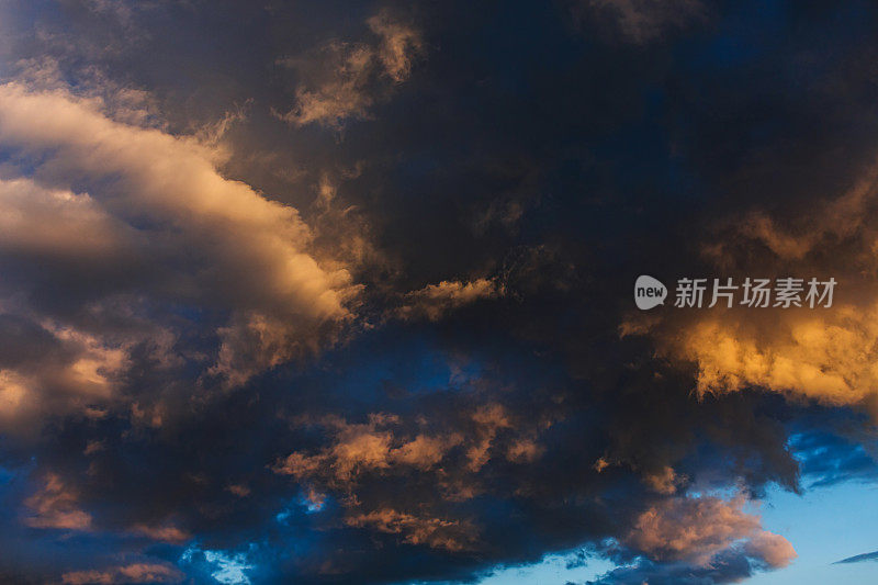 日落天空背景。雨的云。夏天的夜晚。