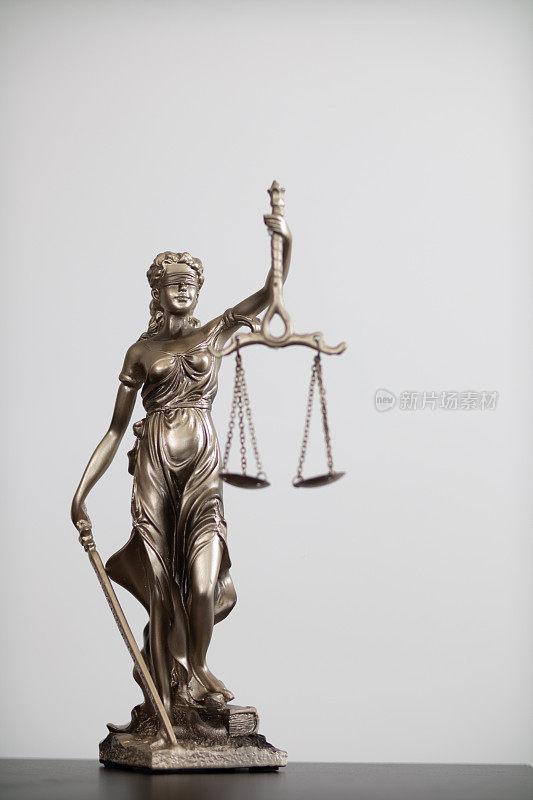 律所以忒弥斯女神雕像作为正义的象征，彰显事实的真实性和公正审判的权力。忒弥斯正义女神属于正义。
