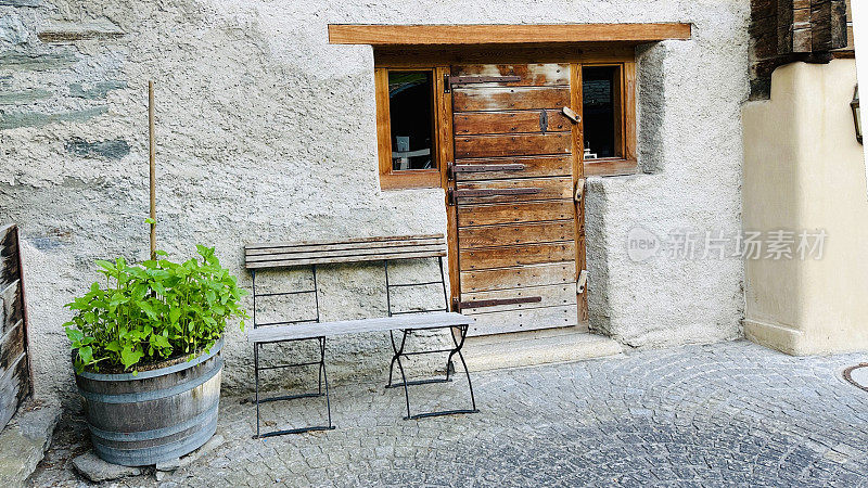 典型的瑞士住宅入口，花盆，长凳和门