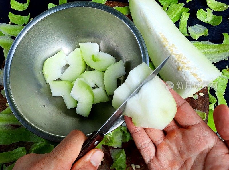 冬瓜削皮切块——食品制作。