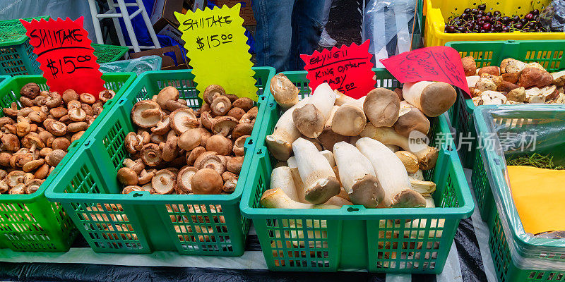 农贸市场的香菇和王蚝仔菇
