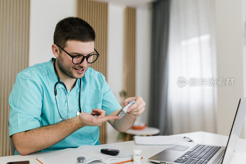 医生在他的手指上使用柳叶刀