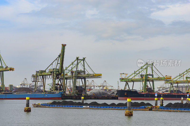 在港口装煤的大型散货船