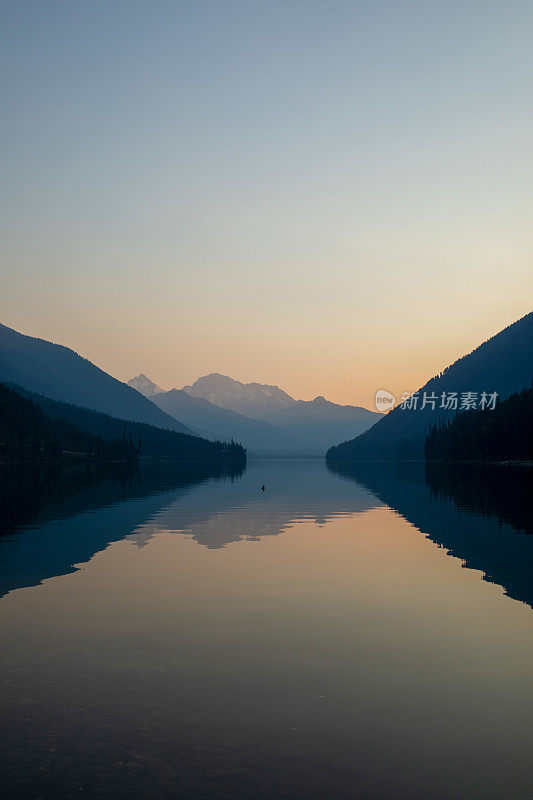 晨光照在湖面和山间