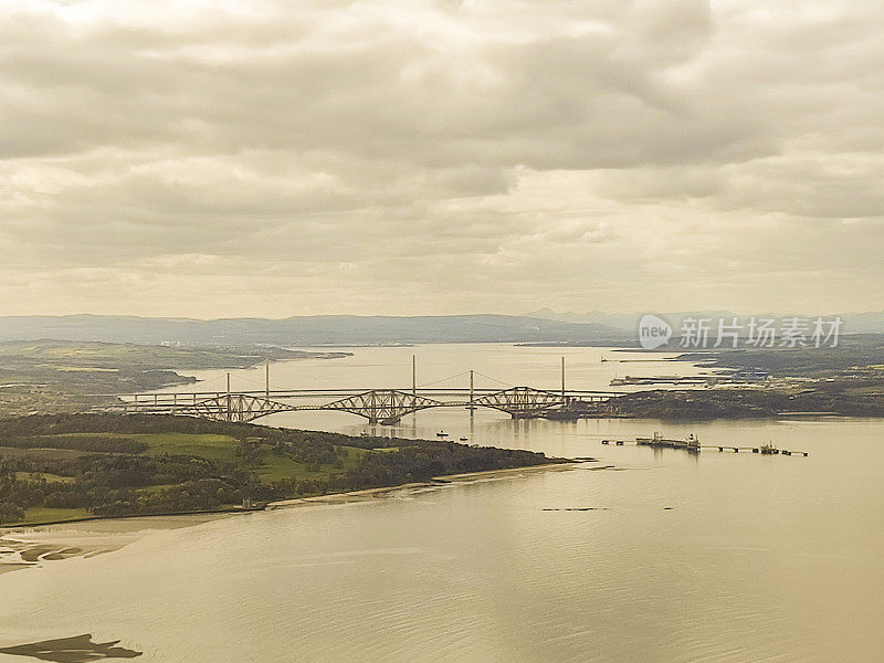 英国苏格兰爱丁堡福斯湾北部海滨海湾的桥梁