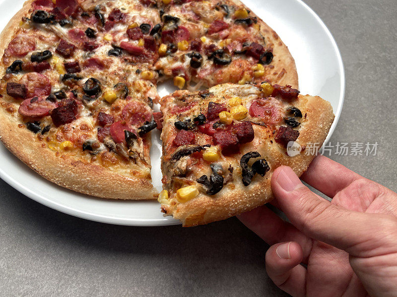 披萨，吃披萨，用手从整个披萨中取出一片披萨