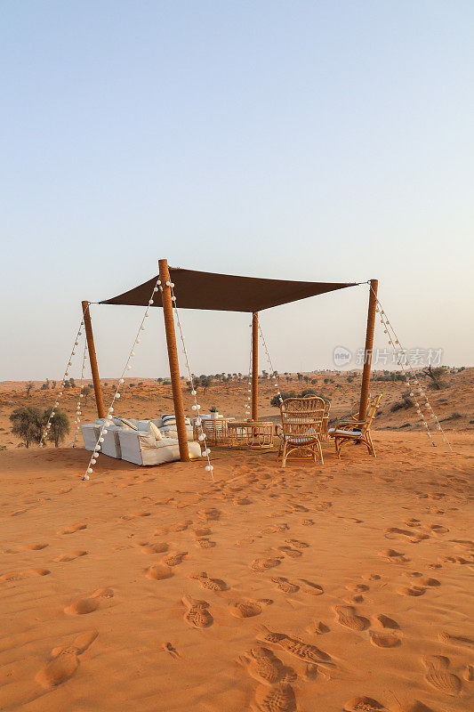 沙漠营地帐篷休闲区设置了躺椅和垫子在沙丘上