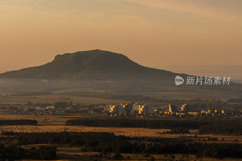 日出时巴拉顿高地上的一座山