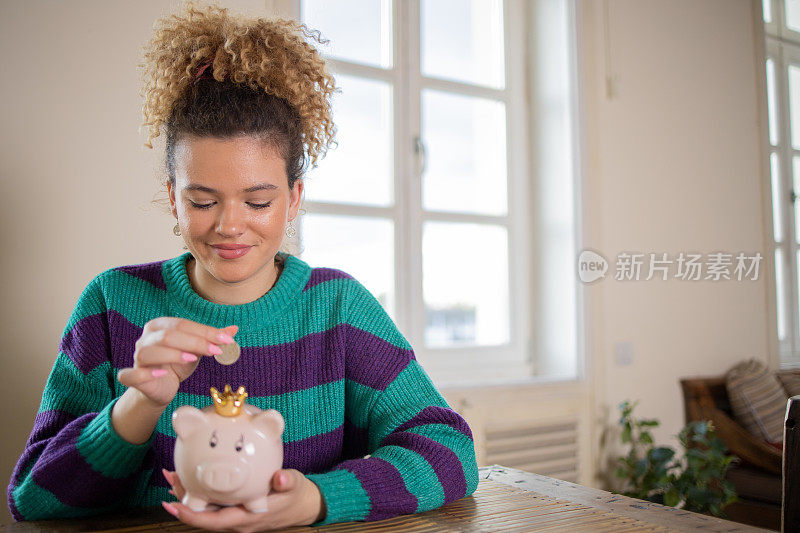 在存钱罐里存钱的女人