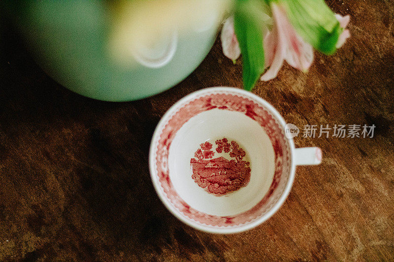 复古风格的茶杯-库存图像