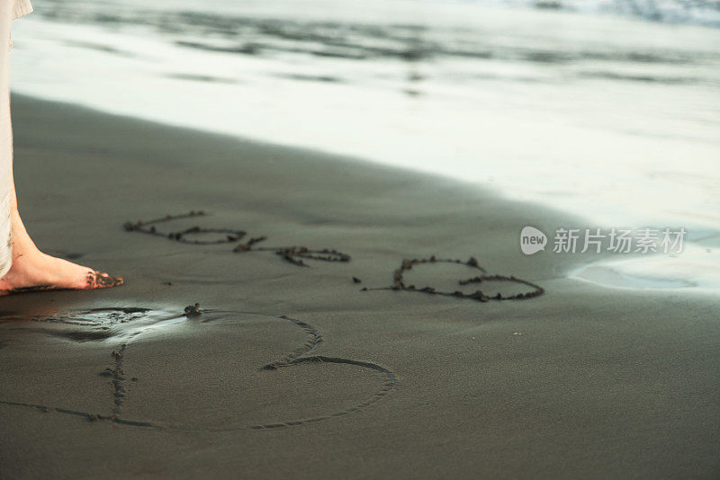 美丽的女士在海滩上写信