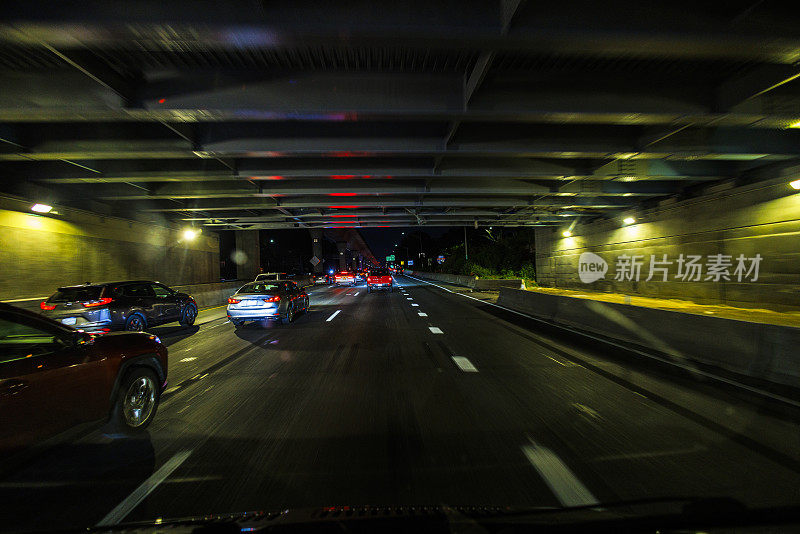 午夜在立交桥下开车。晚上在皇后区的范威克高速公路上行驶。驱动板