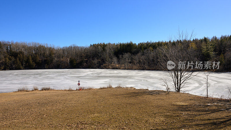 春天的时候，加拿大安大略省的一个小湖中的冰正在融化