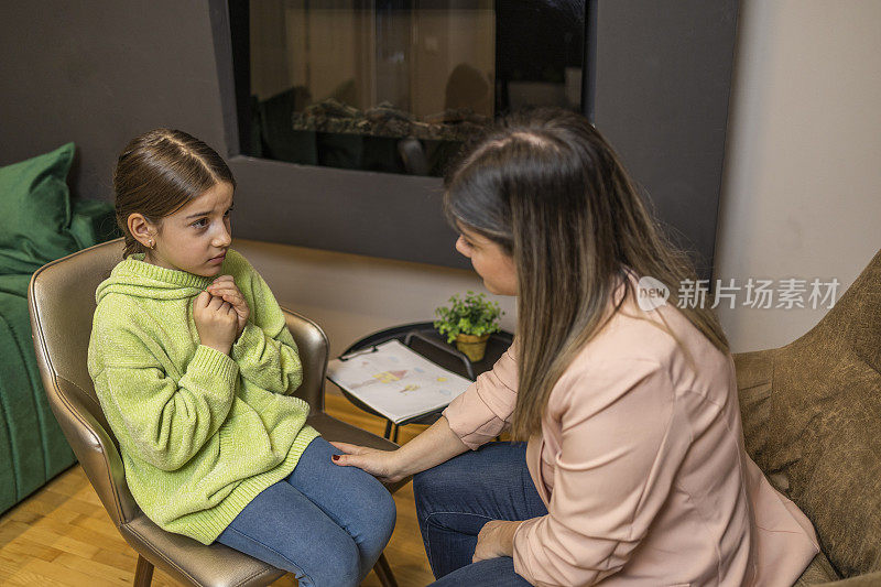 女学生很吓人。支持性理解治疗师倾听孩子，处理女学生的问题并安慰她