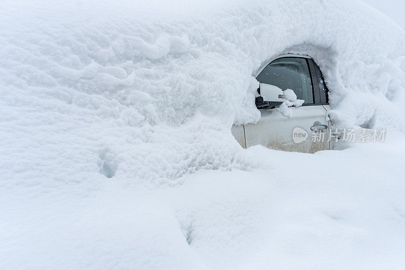 一辆完全被雪覆盖的现代汽车