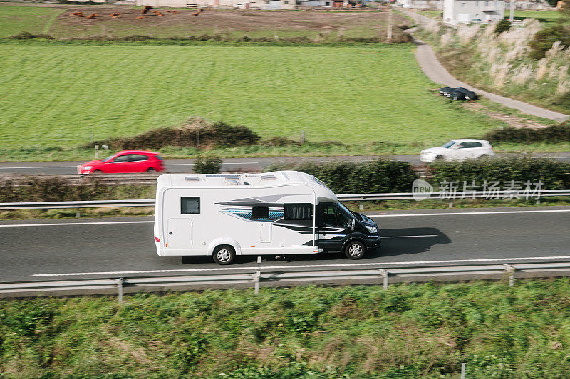 高速公路上的房车