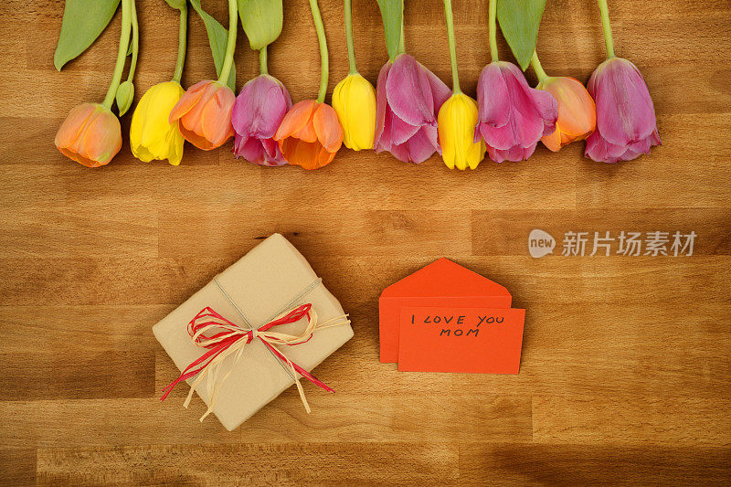 母亲节的鲜花和礼盒
