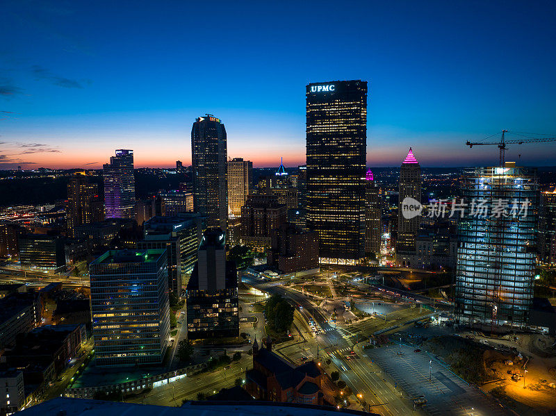 匹兹堡市中心，宾夕法尼亚州在黄昏的秋天-空中