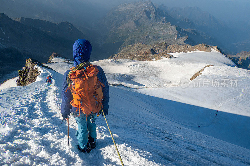 登山者的目标是在雪山上登顶