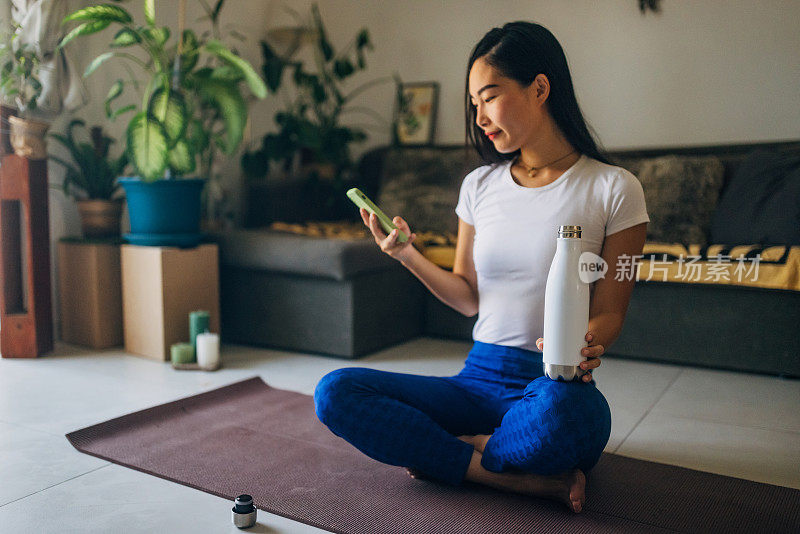 一名台湾女子在冥想后用手机和喝水来提神